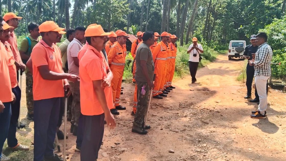 NDRF और SDRF के जवान काकीनाडा के जंगलों में लापता बच्ची की तलाश करते हुए
