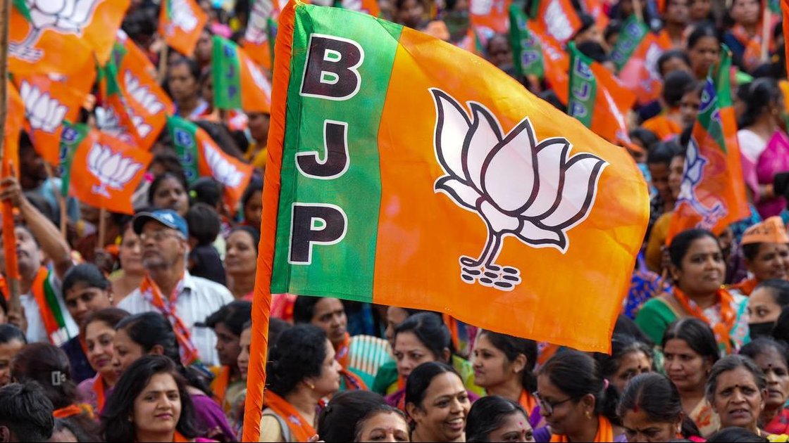 भारतीय राजनीति में क्षेत्रीय दलों के पतन और BJP के उदय को दर्शाता चित्र