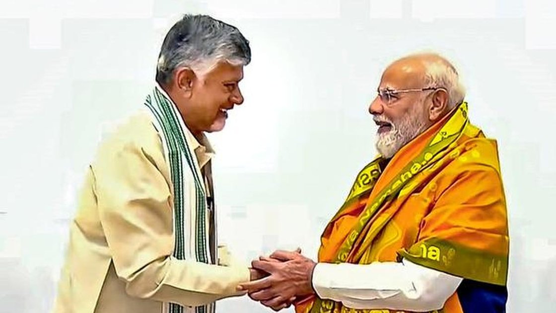 मुख्यमंत्री चंद्रबाबू नायडू एनडीए बैठक में प्रधानमंत्री नरेंद्र मोदी को बधाई देते हुए
