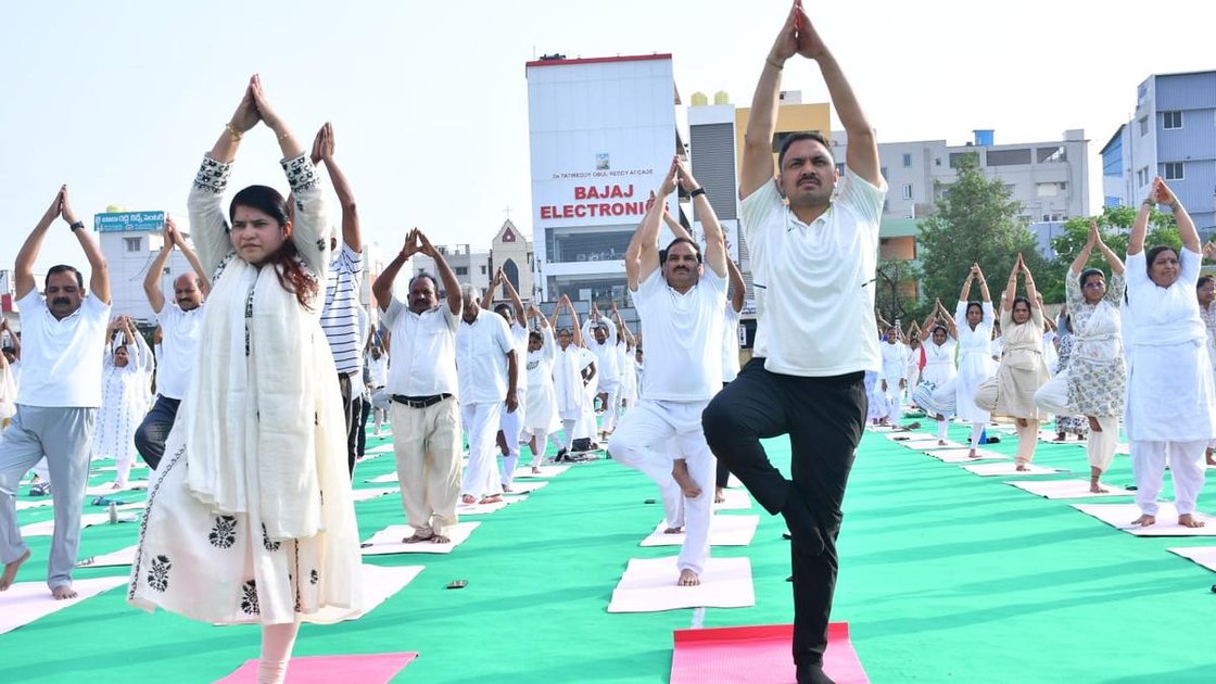 नंदयाल इंडोर स्टेडियम में योगंध्र सत्र के दौरान जिला कलेक्टर राजाकुमारी गणिया और एसपी सुनील श्योराण योग करते हुए