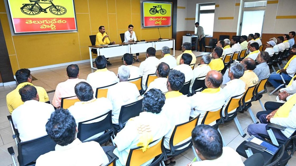 TDP के राष्ट्रीय कार्यकारी अध्यक्ष नारा लोकेश पार्टी नेताओं की बैठक को संबोधित करते हुए