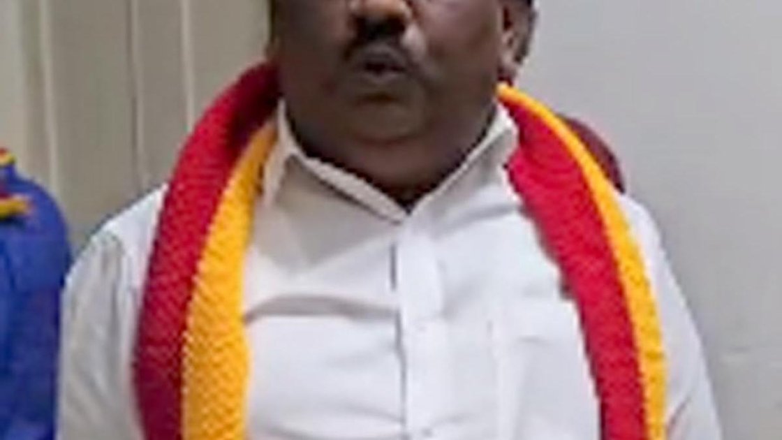 T.A. Narayana Gowda, president of Karnataka Rakshana Vedike, speaking at a press conference