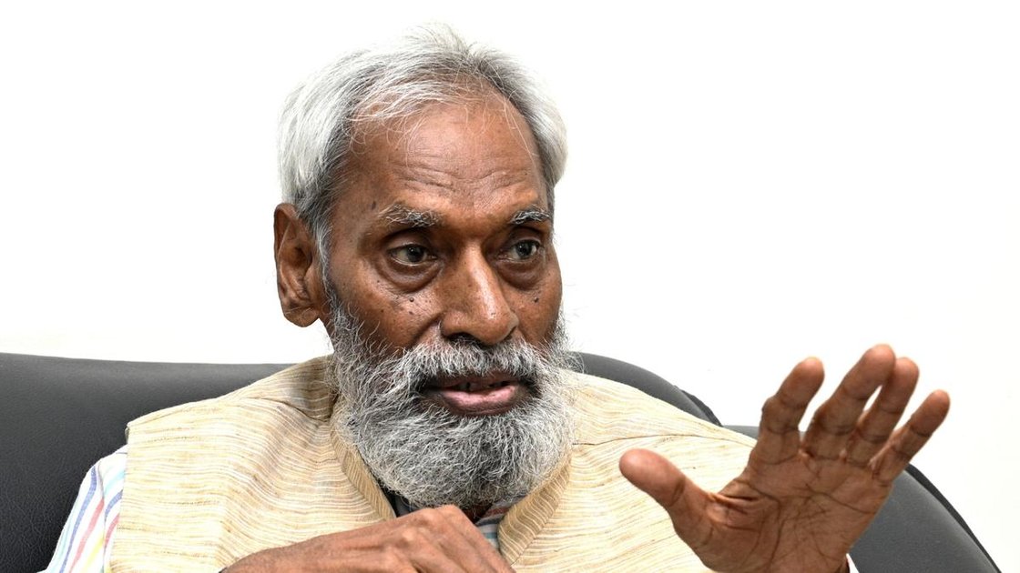 पद्मश्री सुभाष पालेकर तिरुपति में एक कार्यक्रम के दौरान बातचीत करते हुए