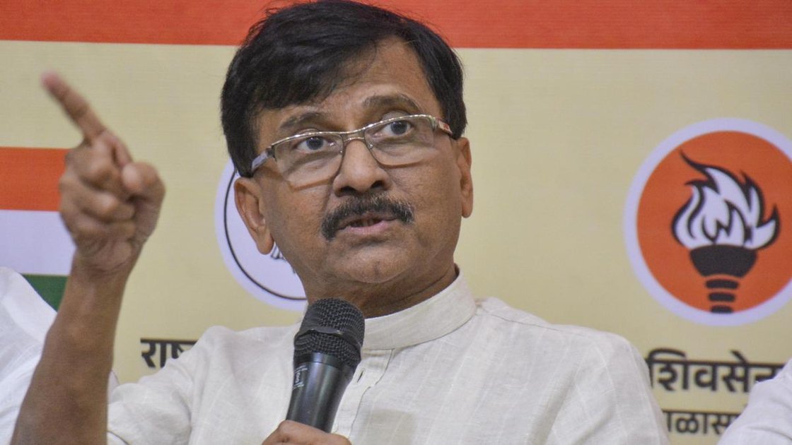 शिवसेना (UBT) नेता संजय राउत पुणे में पत्रकारों से बात करते हुए