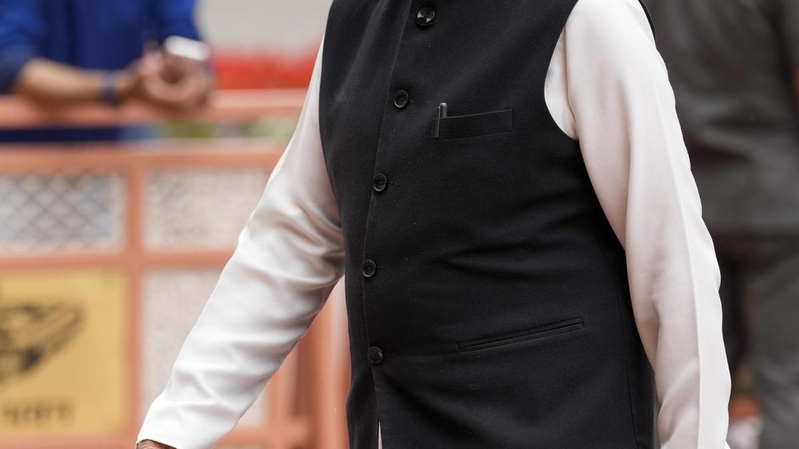 भारत के नवनियुक्त बांग्लादेश उच्चायुक्त दिनेश त्रिवेदी पेट्रापोल-बेनापोल सीमा पर पत्रकारों से बात करते हुए