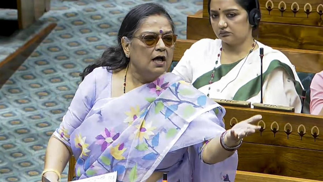 TMC बागी सांसद काकोली घोष दस्तीदार कोलकाता हवाई अड्डे पर पत्रकारों से बात करते हुए