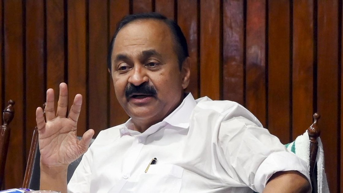 केरल के मुख्यमंत्री वी.डी. सतीशन बजट पेश करते हुए