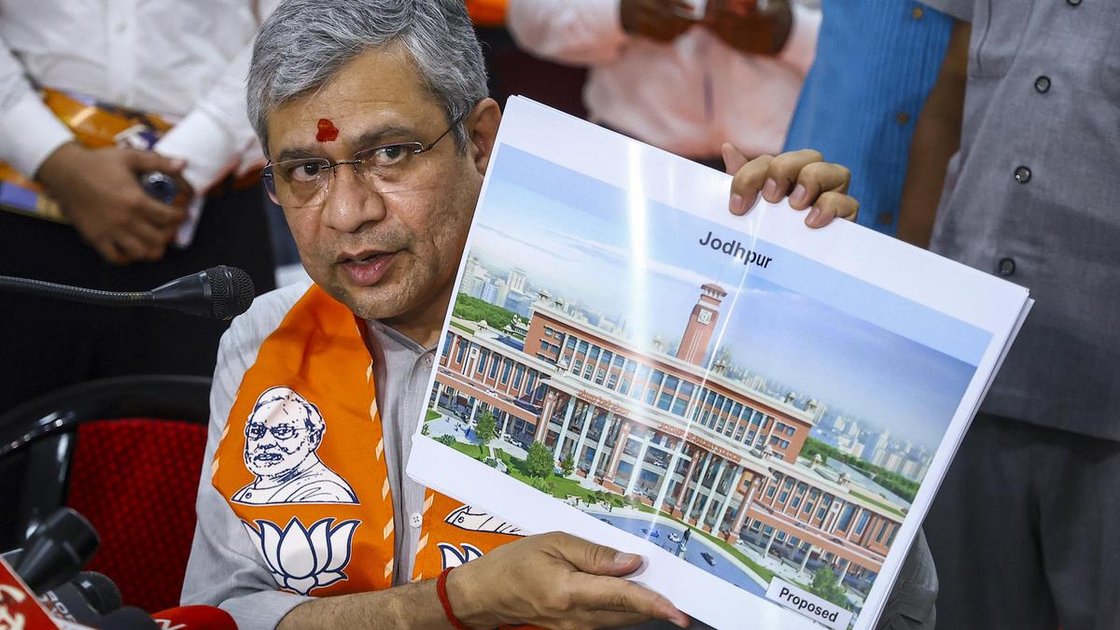 रेल मंत्री अश्विनी वैष्णव जयपुर में संवाददाता सम्मेलन को संबोधित करते हुए