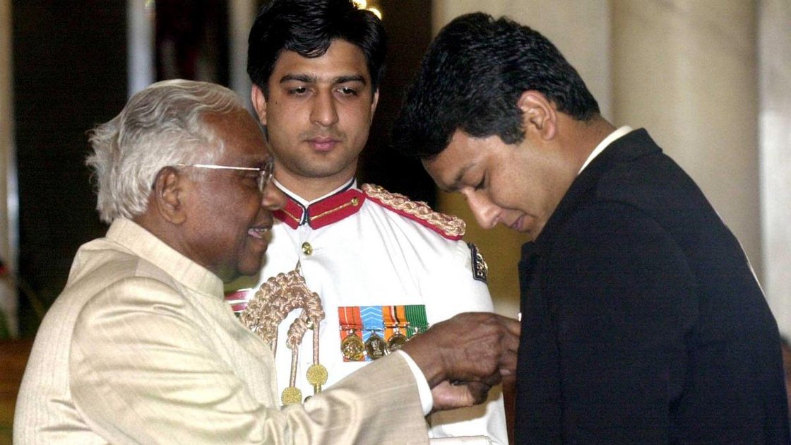 Jaspal Rana receiving Padma Shri award from President K.R. Narayanan in 2002