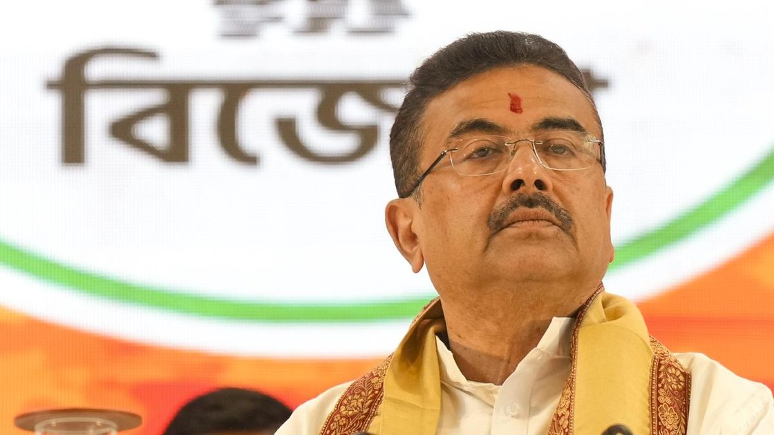 पश्चिम बंगाल के मुख्यमंत्री सुवेंदु अधिकारी कोलकाता में प्रेस कॉन्फ्रेंस के दौरान