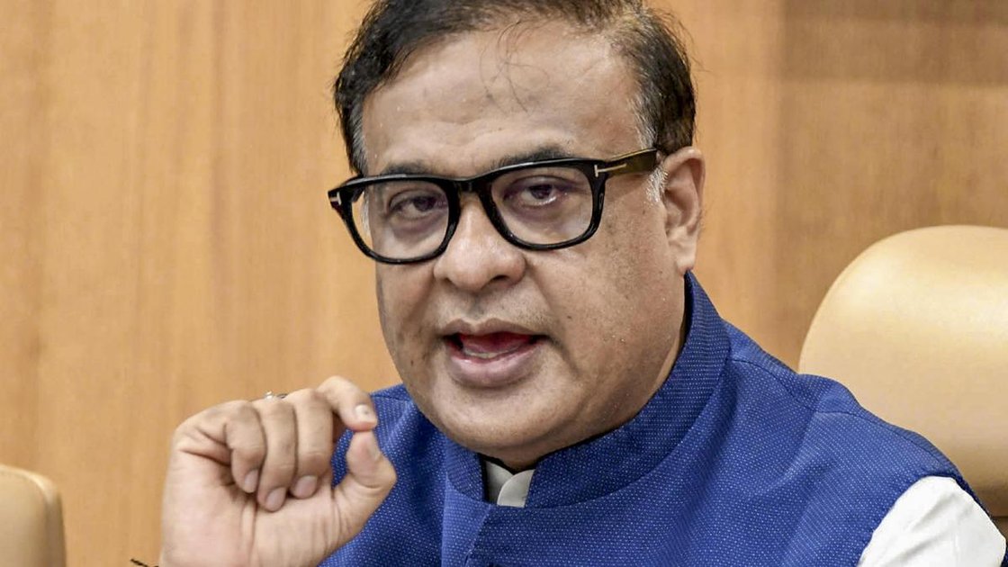 असम के मुख्यमंत्री हिमंत बिस्वा सरमा एक प्रेस कॉन्फ्रेंस को संबोधित करते हुए