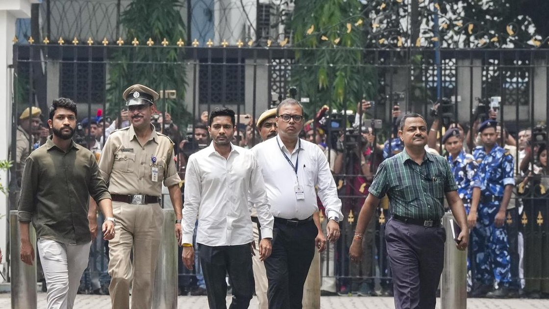 TMC नेता अभिषेक बनर्जी कोलकाता में CID मुख्यालय पहुंचे