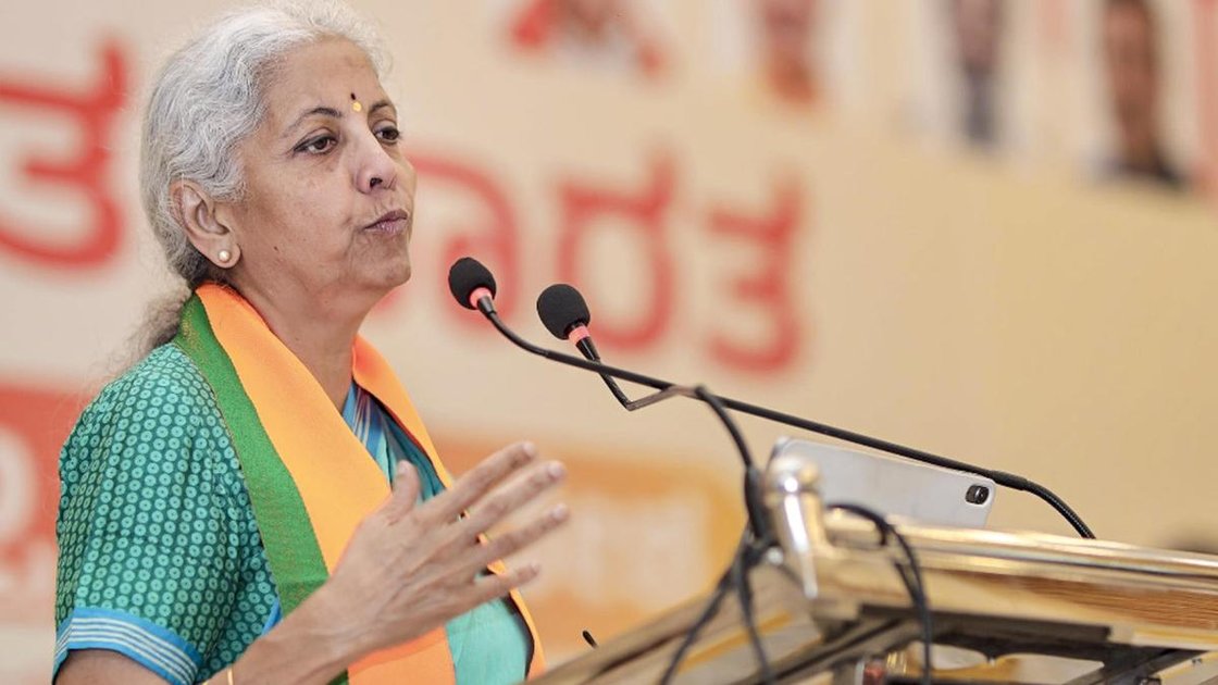 वित्त मंत्री निर्मला सीतारमण बेंगलुरु में विकसित भारत संकल्प सम्मेलन को संबोधित करती हुई