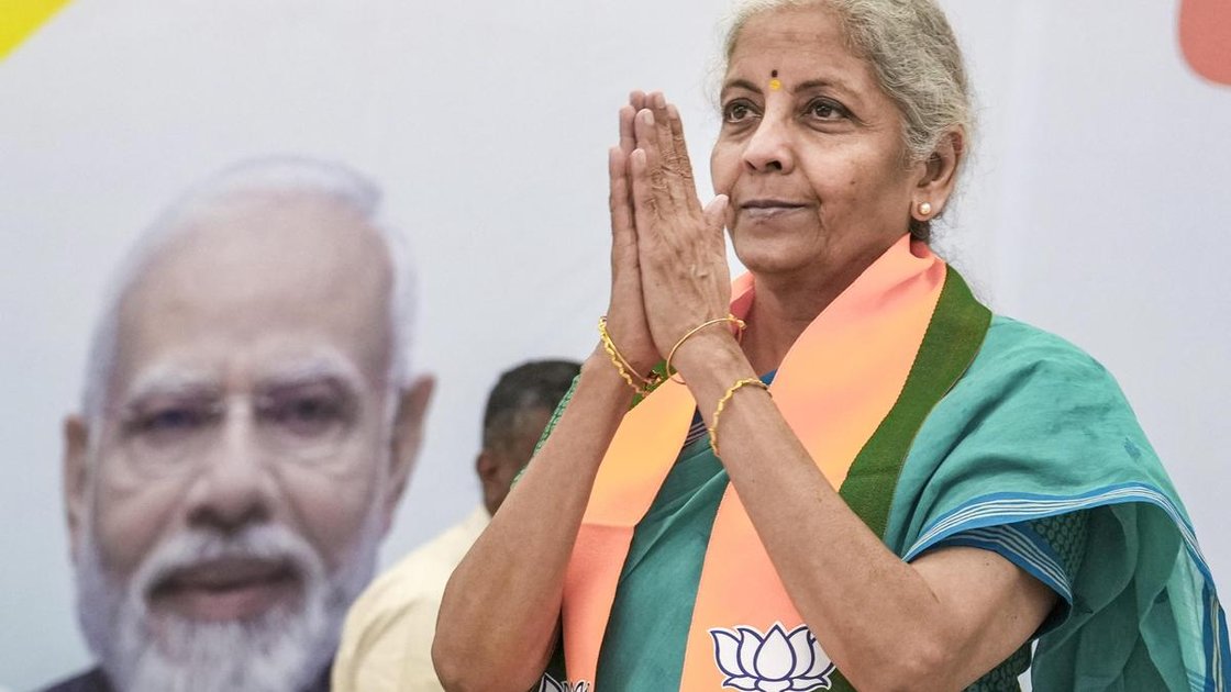 वित्त मंत्री निर्मला सीतारमण बेंगलुरु-चेन्नई एक्सप्रेसवे के निर्माण स्थल का निरीक्षण करती हुई