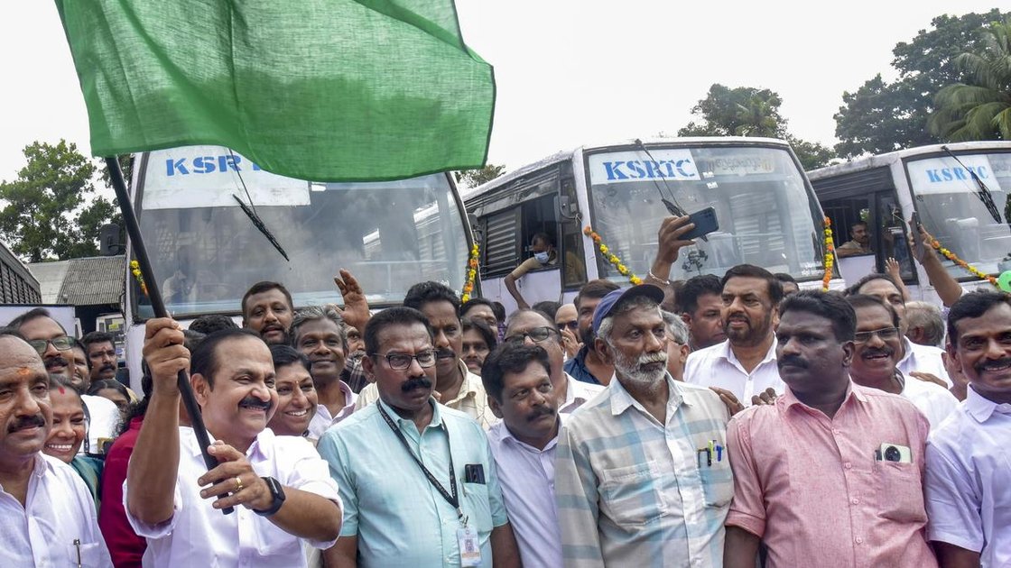केरल के मुख्यमंत्री वी.डी. सतीशन अलुवा-परावूर मार्ग पर चार नई KSRTC बसों को हरी झंडी दिखाते हुए