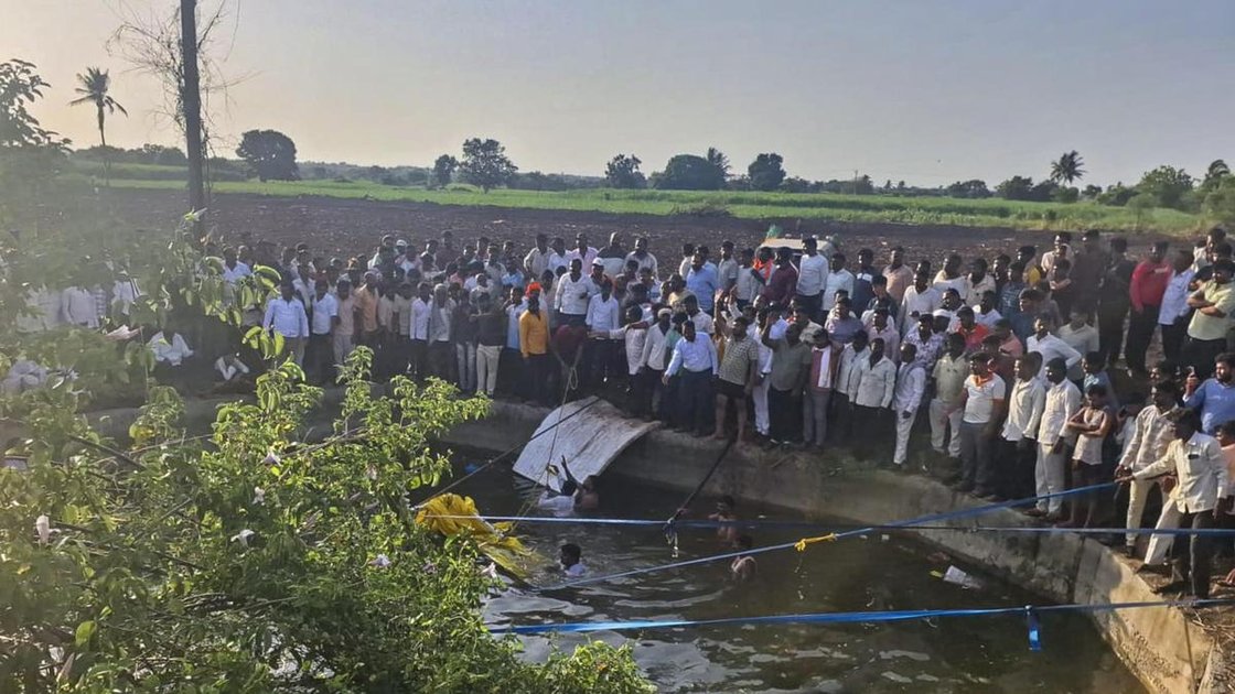 सोलापुर में वैन के कुएं में गिरने के बाद राहत कार्य में जुटे लोग