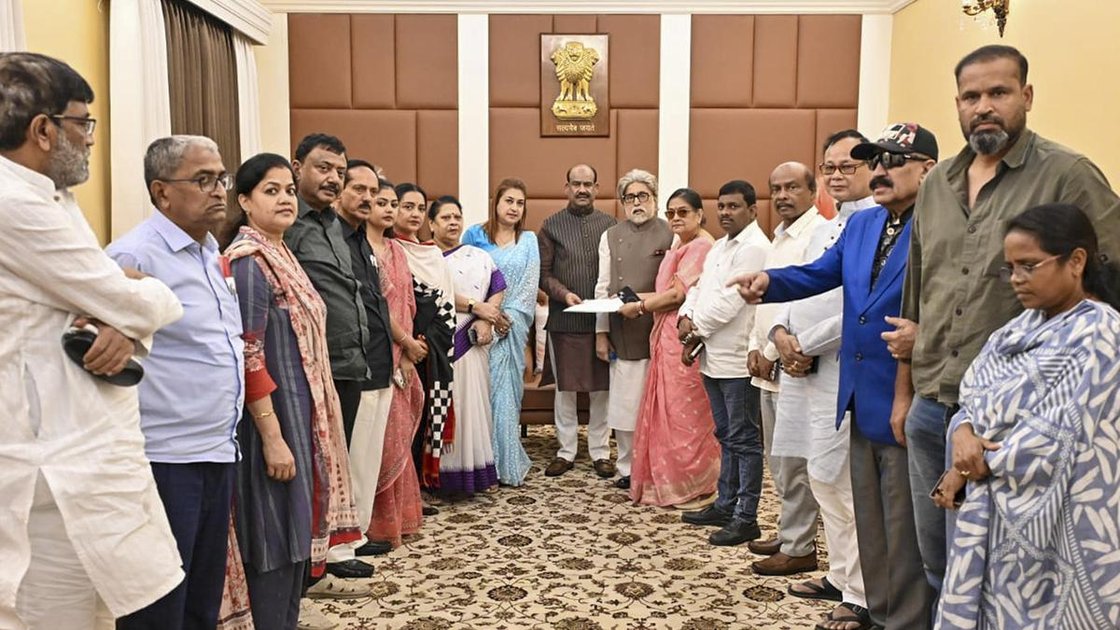 लोकसभा स्पीकर ओम बिरला को TMC के बागी सांसदों का पत्र सौंपते हुए सुदीप बंदोपाध्याय और अन्य