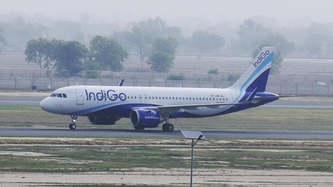 नोएडा अंतरराष्ट्रीय हवाई अड्डे पर पहली उड़ान का स्वागत करते लोग