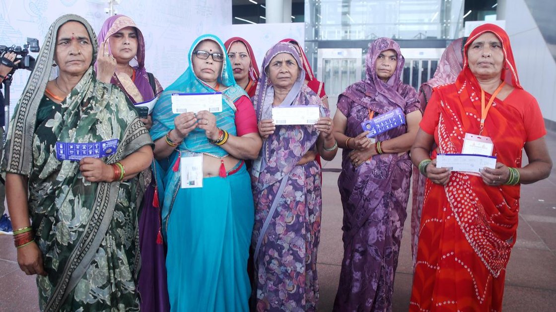 किसान नोएडा अंतर्राष्ट्रीय हवाई अड्डे से लखनऊ के लिए पहली उड़ान में सवार होते हुए