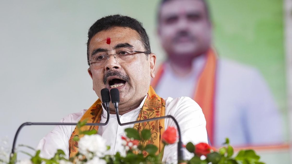 पश्चिम बंगाल के मुख्यमंत्री सुवेंदु अधिकारी प्रेस कॉन्फ्रेंस को संबोधित करते हुए