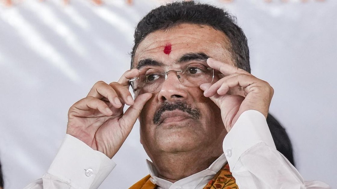 पश्चिम बंगाल के मुख्यमंत्री सुवेंदु अधिकारी कोलकाता के बागबाजार क्षेत्र में हुगली नदी घाट पर सफाई अभियान के दौरान झाड़ू लगाते हुए