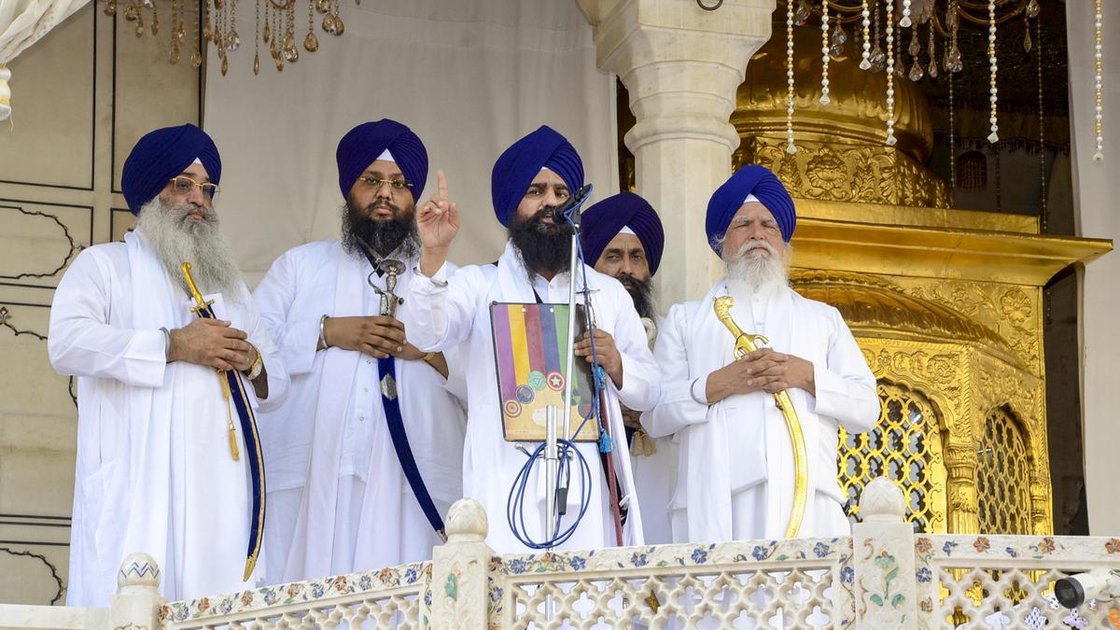 अकाल तख्त के जत्थेदार गियानी कुलदीप सिंह गर्गज अमृतसर में मंच से पंजाब के मुख्यमंत्री भगवंत मान को 'गुरु द्रोखी' और 'खालसा पंथ विरोधी' घोषित करते हुए