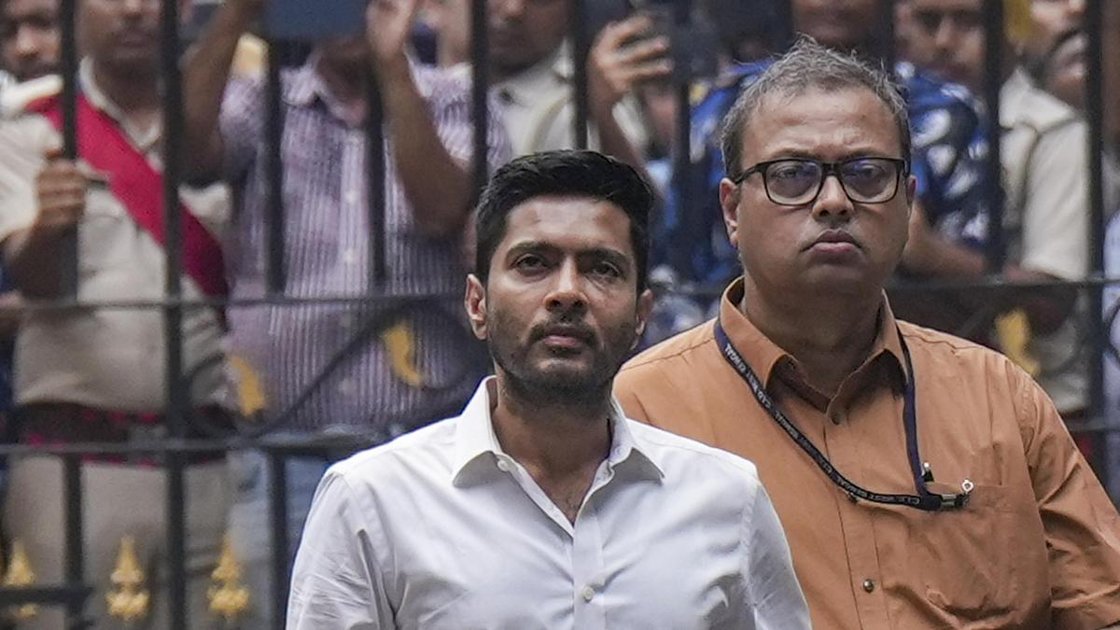 TMC नेता अभिषेक बनर्जी कोलकाता में CID मुख्यालय पहुंचे