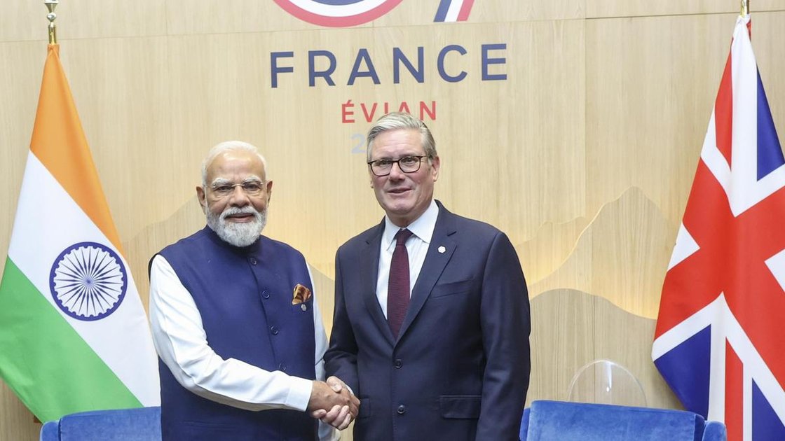 प्रधानमंत्री नरेंद्र मोदी और ब्रिटिश प्रधानमंत्री कीर स्टार्मर G7 शिखर सम्मेलन में हाथ मिलाते हुए