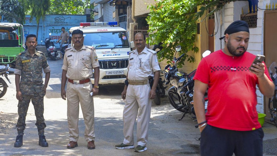 रांची में RSS कार्यालय के बाहर सुरक्षाकर्मी, पेट्रोल बम हमले के बाद