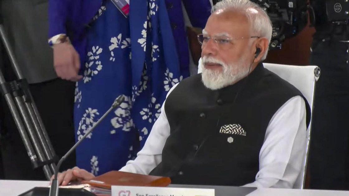 प्रधानमंत्री नरेंद्र मोदी G7 शिखर सम्मेलन में एक कार्य सत्र के दौरान बोलते हुए