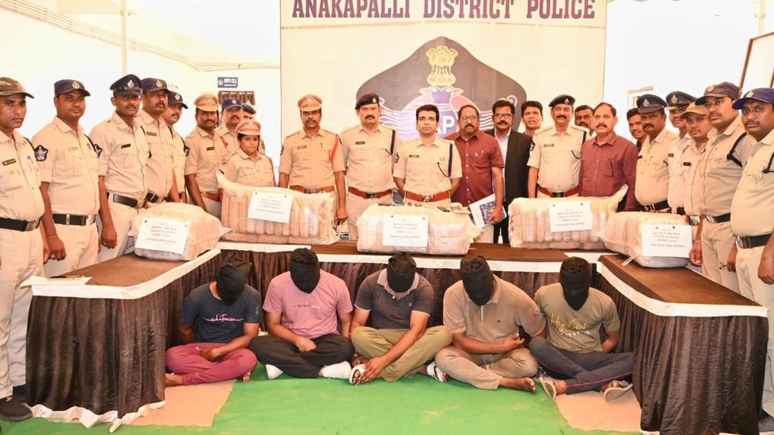 अनकापल्ली पुलिस अधीक्षक तुहिन सिन्हा गांजा बरामदगी मामले में गिरफ्तार पांच आरोपियों और 213 किलो गांजा के साथ प्रेस कॉन्फ्रेंस में