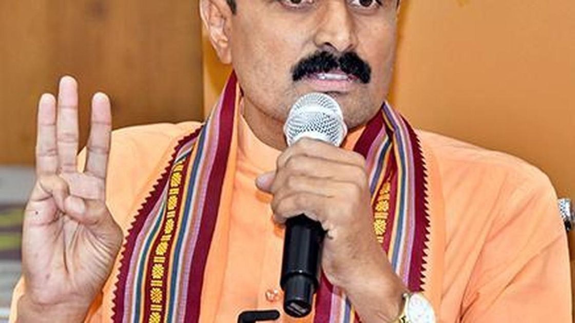 शिवसेना प्रदेश अध्यक्ष सिद्धलिंगा स्वामी प्रेस कॉन्फ्रेंस में बोलते हुए