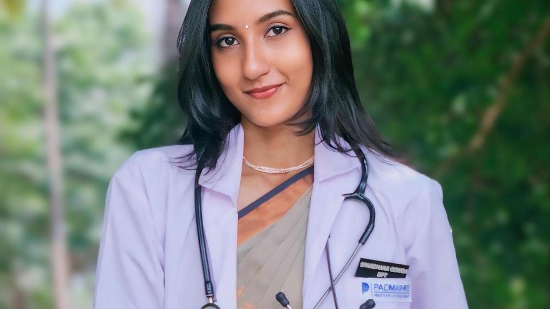 RGUHS गोल्ड मेडल विजेता स्पंदना I. अपने पिता ऑटो ड्राइवर इंद्रेश M. के साथ