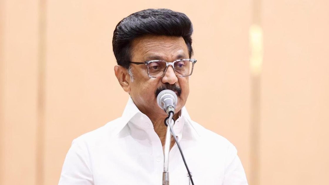 DMK अध्यक्ष एम.के. स्टालिन चेन्नई में पार्टी बैठक को संबोधित करते हुए