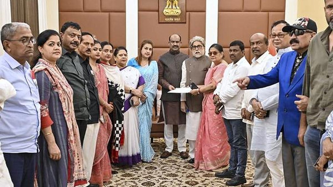 लोकसभा अध्यक्ष ओम बिरला को टीएमसी के बागी सांसदों का पत्र सौंपते हुए