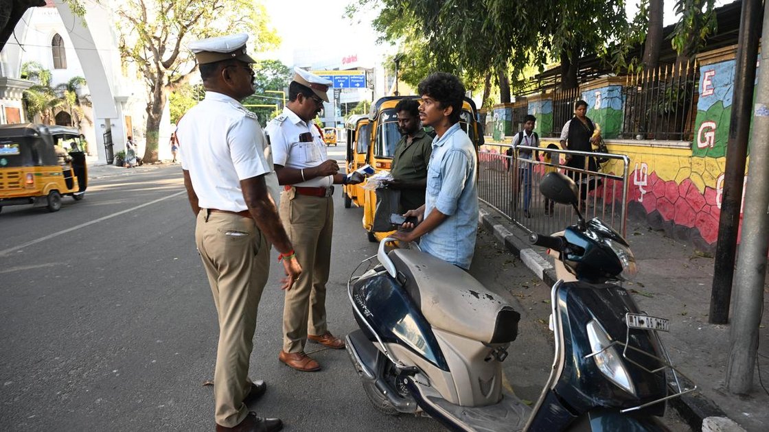 Tamil Nadu police checking vehicles during drunk driving crackdown