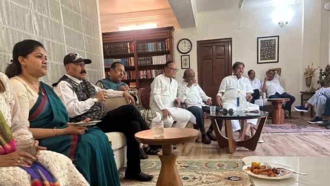 टीएमसी के बागी सांसद केंद्रीय मंत्री भूपेंद्र यादव के आवास पर बैठक करते हुए