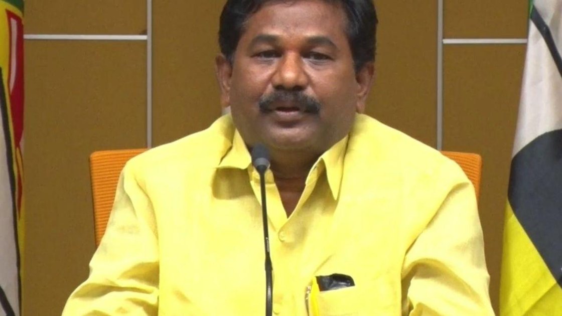 आंध्र प्रदेश के समाज कल्याण मंत्री डोला श्री बाला वीरांजनेय स्वामी मीडिया को संबोधित करते हुए