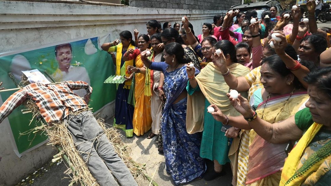 TDP महिला विंग के सदस्य विशाखापत्तनम में पूर्व मंत्री गुडिवाड़ा अमरनाथ के खिलाफ विरोध प्रदर्शन करते हुए