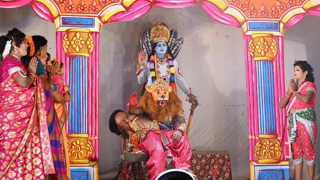 भानोदय नाट्य मंडली (सुरभि) द्वारा विशाखापट्टनम के कलाभारती ऑडिटोरियम में 'भक्त प्रह्लाद' नाटक का मंचन, 141वें वर्षगांठ उत्सव के दौरान