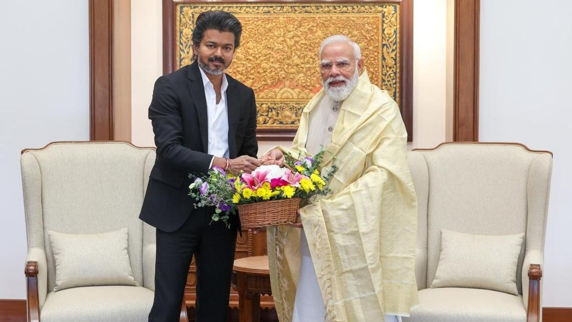 तमिलनाडु के मुख्यमंत्री विजय प्रधानमंत्री नरेंद्र मोदी से दिल्ली में मुलाकात करते हुए