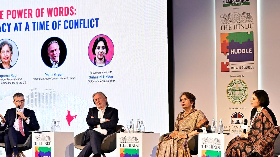 बेंगलुरु में द हिंदू हडल कार्यक्रम में EU राजदूत हर्वे डेलफिन, ऑस्ट्रेलियाई उच्चायुक्त फिलिप ग्रीन और पूर्व विदेश सचिव निरुपमा राव चर्चा करते हुए