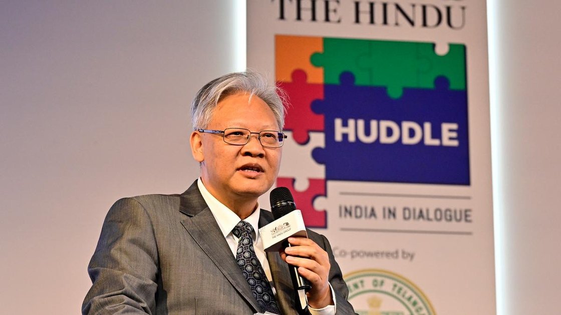 चीनी राजदूत शू फेइहोंग बेंगलुरु में द हिंदू हडल कार्यक्रम में बोलते हुए