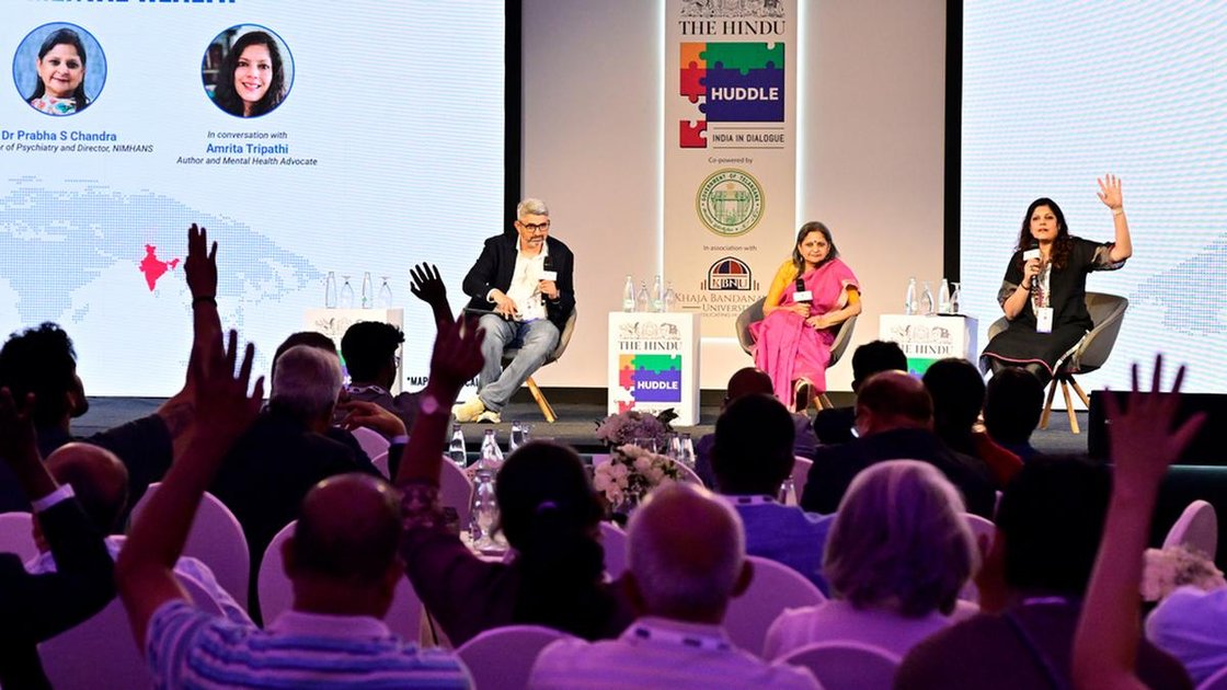 The Hindu Huddle 2026 में मानसिक स्वास्थ्य सत्र की मॉडरेटर अमृता त्रिपाठी दर्शकों से बातचीत करती हुई