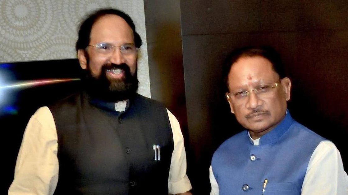 तेलंगाना के सिंचाई मंत्री एन. उत्तम कुमार रेड्डी छत्तीसगढ़ के मुख्यमंत्री विष्णु देव साय को पत्र सौंपते हुए