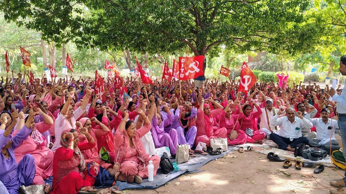 हरियाणा के पंचकूला में आंगनवाड़ी कार्यकर्ता और सहायिकाएं अपनी मांगों के समर्थन में विरोध प्रदर्शन करते हुए