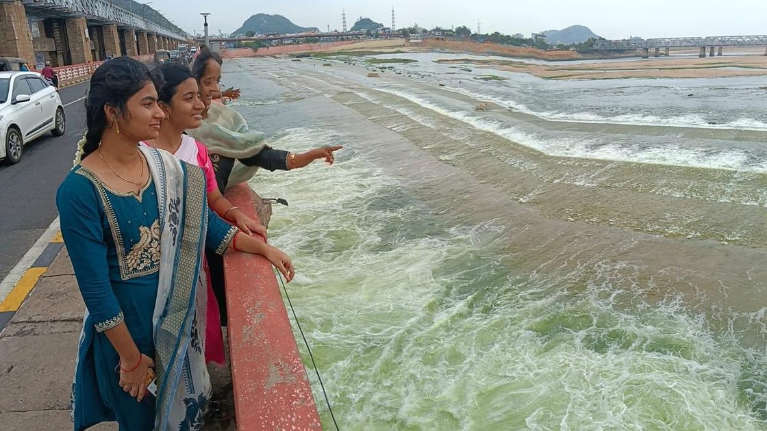 प्रकाशम बैराज के गेट खुलने के बाद कृष्णा नदी में पानी का प्रवाह