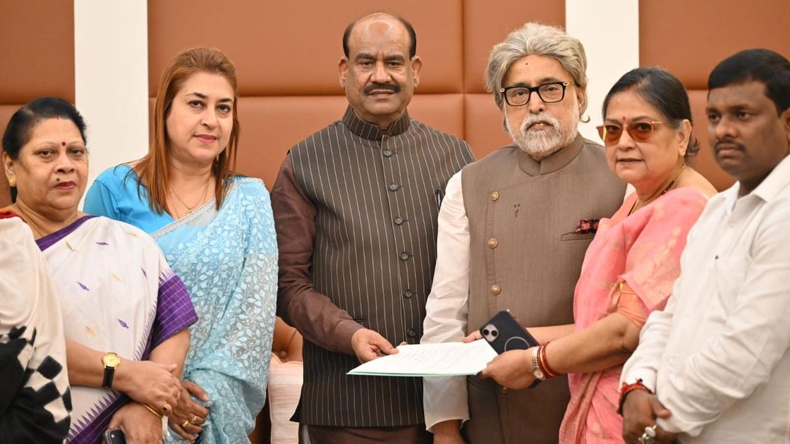 TMC विद्रोही सांसद काकोली घोष दस्तीदार लोकसभा स्पीकर ओम बिरला से मुलाकात करते हुए