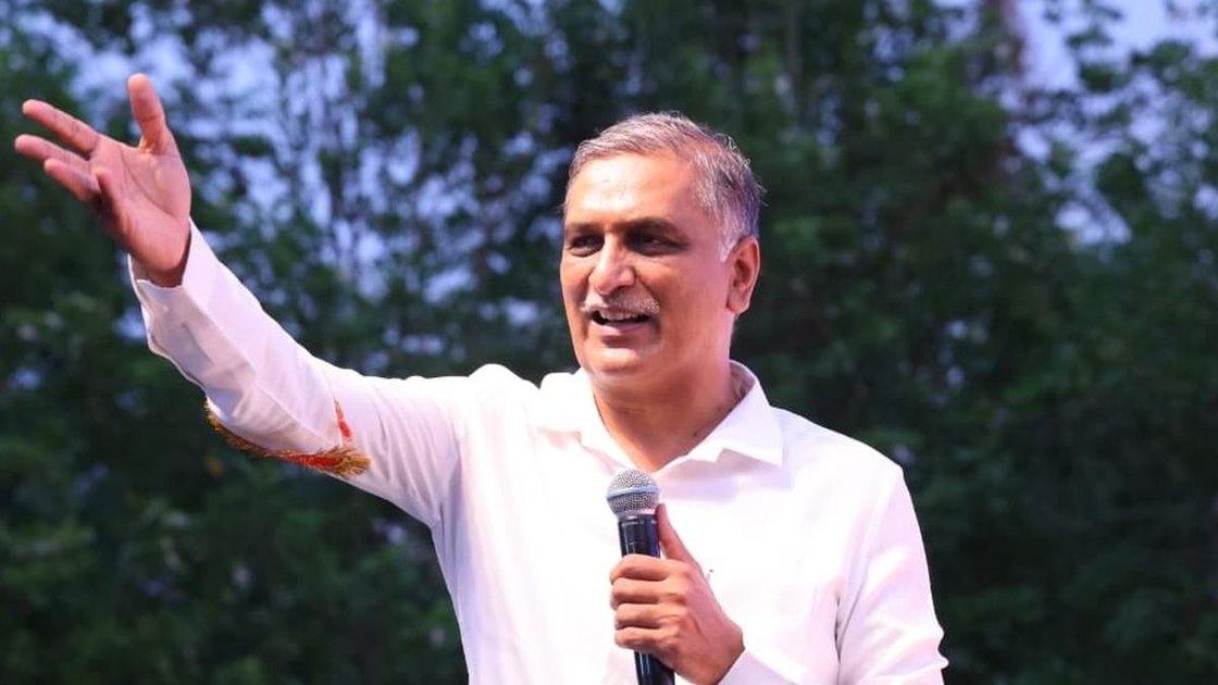 BRS नेता टी. हरीश राव वारंगल में पार्टी कार्यकर्ताओं को संबोधित करते हुए