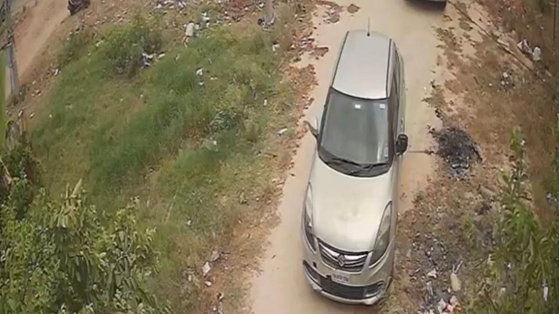 CCTV फुटेज में चार बदमाश दो बाइक पर SUV का पीछा करते हुए